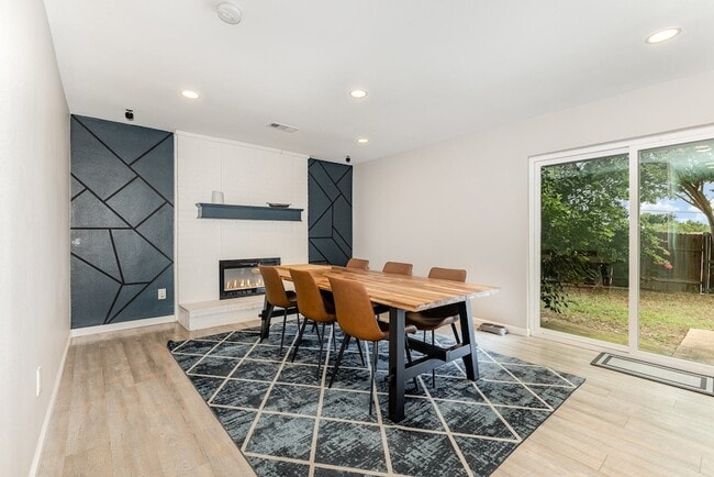 Building Photo - 1700 Delaford Cir