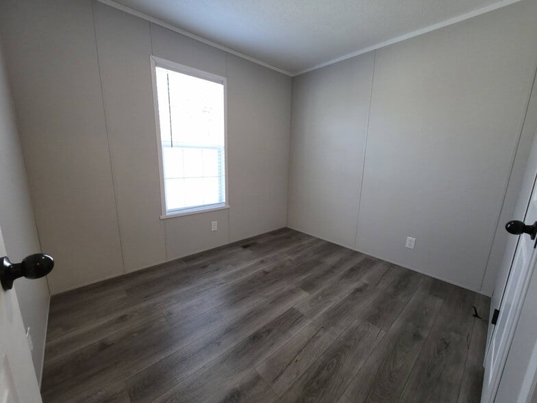 Building Photo - 1404 W Commodore Blvd