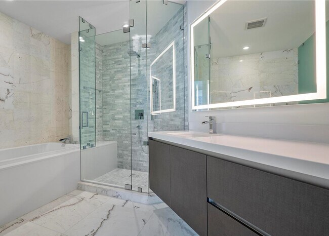 Building Photo - 851 NE 1st Ave