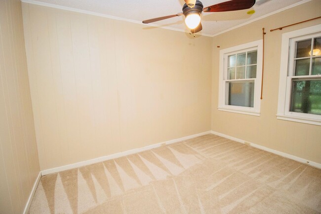 Building Photo - 3 Bedroom, 2 Bathroom in the Forest Acres ...