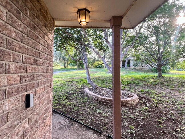 Building Photo - Charming Rental with Amazing Back Patio!