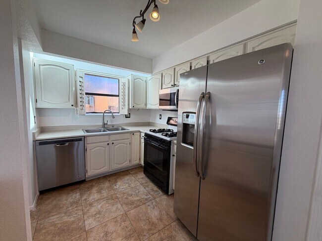 Building Photo - Cozy 2 Bedroom 2 Bathroom Home In 4 Hills!