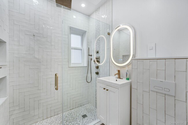 Building Photo - 251 E 46th St