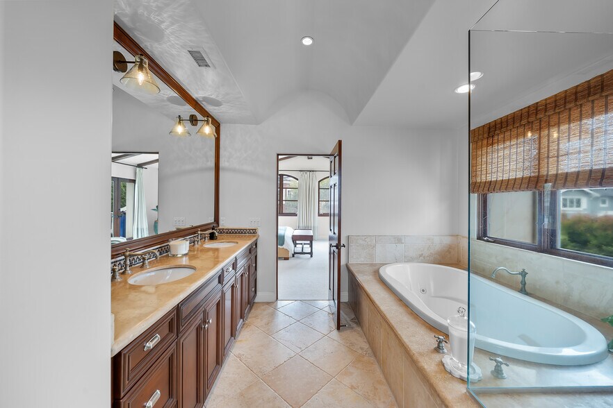 Building Photo - 1901 John St