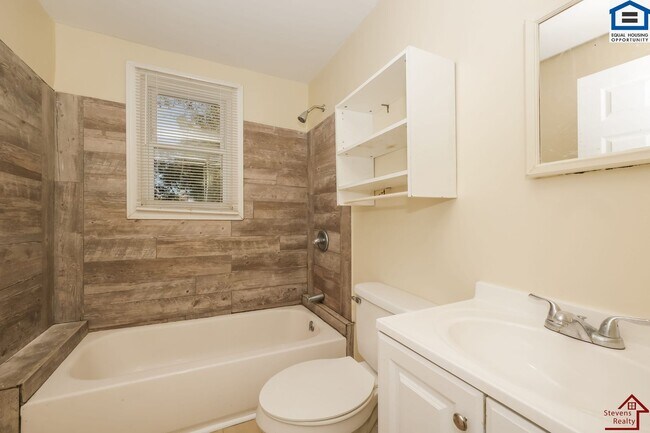 Building Photo - 1002 33rd Ave N