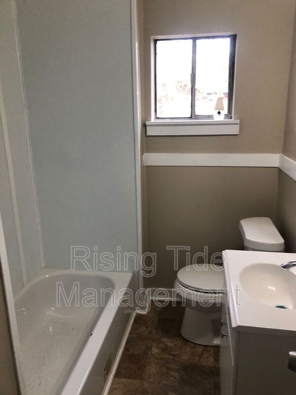 Building Photo - 1131 8th Ave W