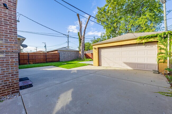 Building Photo - 7920 S Winchester Ave