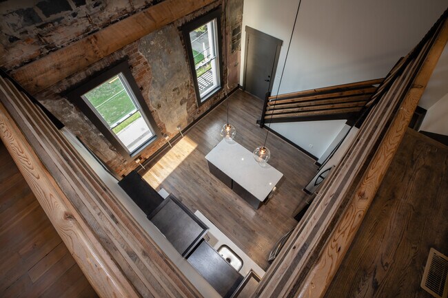 Building Photo - 1533 Elm St