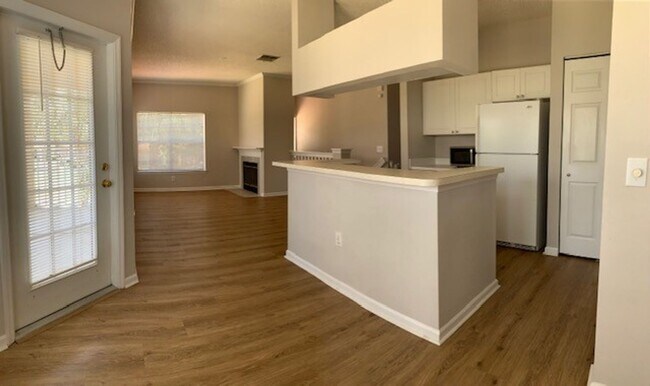 Building Photo - 2/2, 2nd floor unit in gated, Sanford community