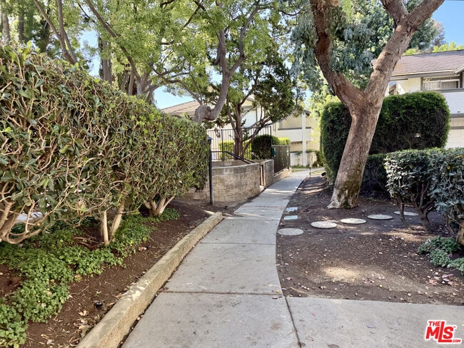 Building Photo - 1348 E Hillcrest Dr