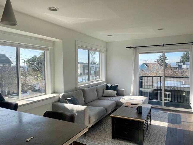 Building Photo - Welcome Home 2b/1ba Sun Drenched Townhome - West Seattle Fauntleroy Neighborhood