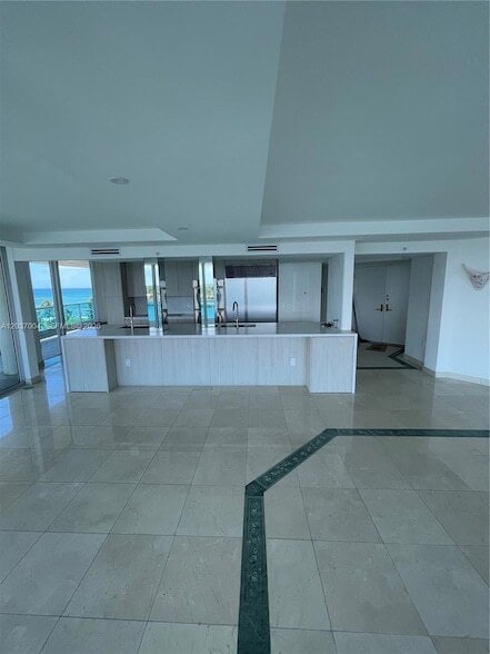 Building Photo - 5025 Collins Ave