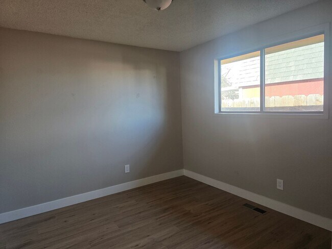 Building Photo - 3 bed / 2 bath