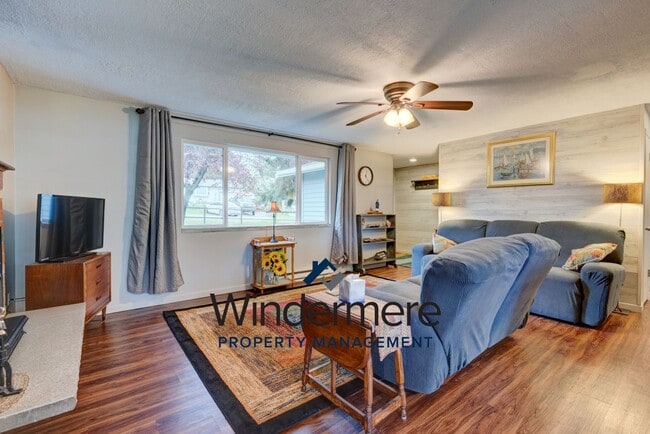 Building Photo - Fully-Furnished Cozy 3 Bedroom Home - Shor...