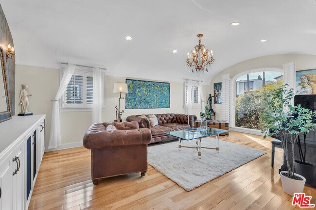 Building Photo - 326 N Doheny Dr