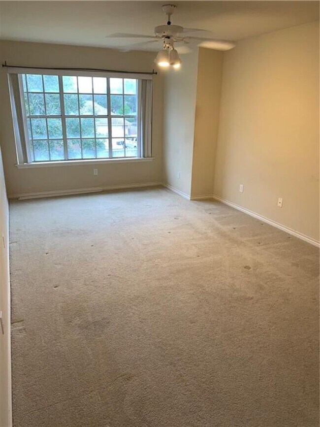 Building Photo - 4530 Oso Pkwy