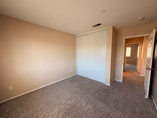 Building Photo - 4 Bed, 2.5 Bath in Riverside!