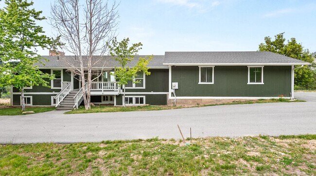 Building Photo - 140 E Spring Dr