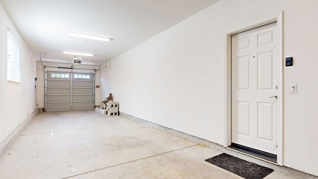 Building Photo - Beautiful 3 bedroom 2.5 bath home with 2 c...