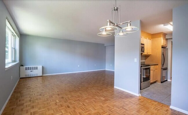 Building Photo - 887 Farmington Ave