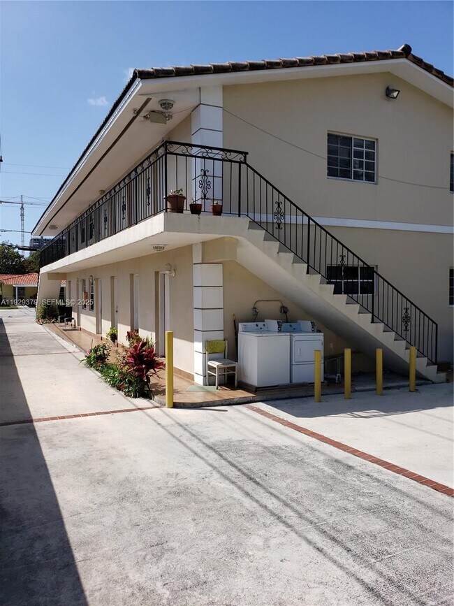 Building Photo - 2725 SW 25th St