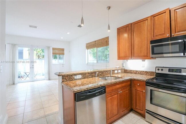 Building Photo - 2947 Coconut Ave