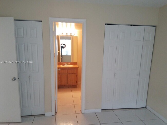 Building Photo - 10040 Twin Lakes Dr