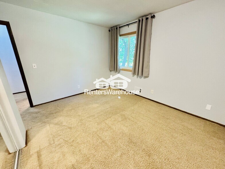 Building Photo - 5043 Shoreline Dr