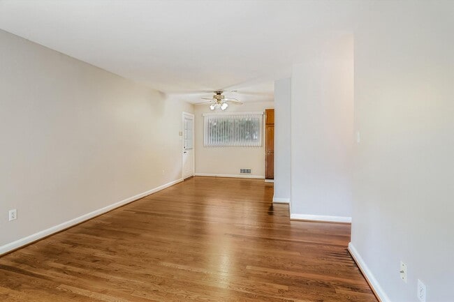 Building Photo - Updated and Ready for Move In