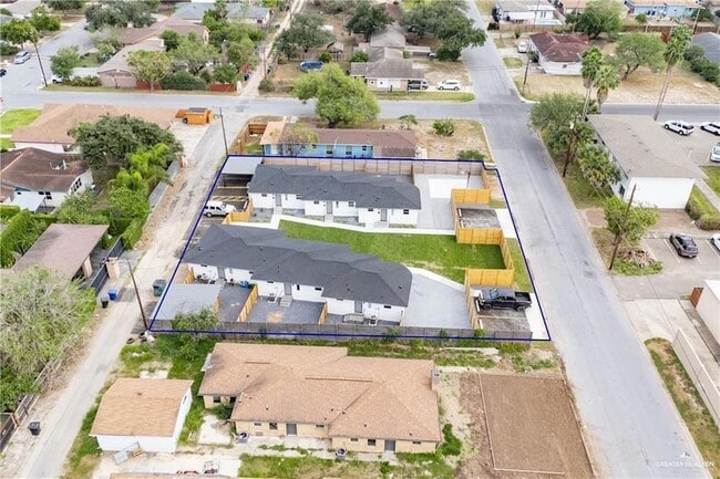 Building Photo - 802 Redwood Ave