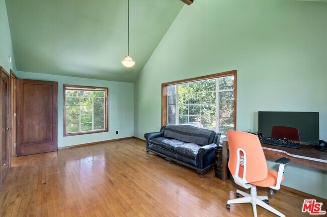 Building Photo - 515 N Kenter Ave