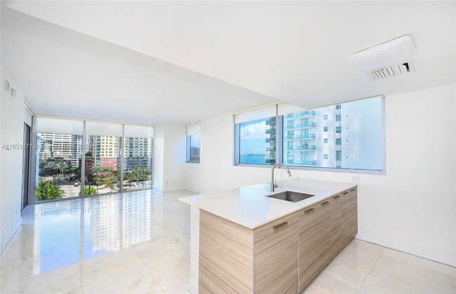 Building Photo - 1300 Brickell Bay Dr