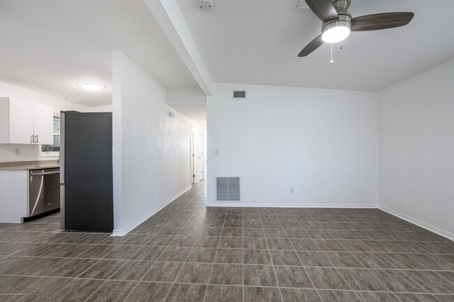 Building Photo - CLOSE TO HISTORIC DISTRICT AND PARKS