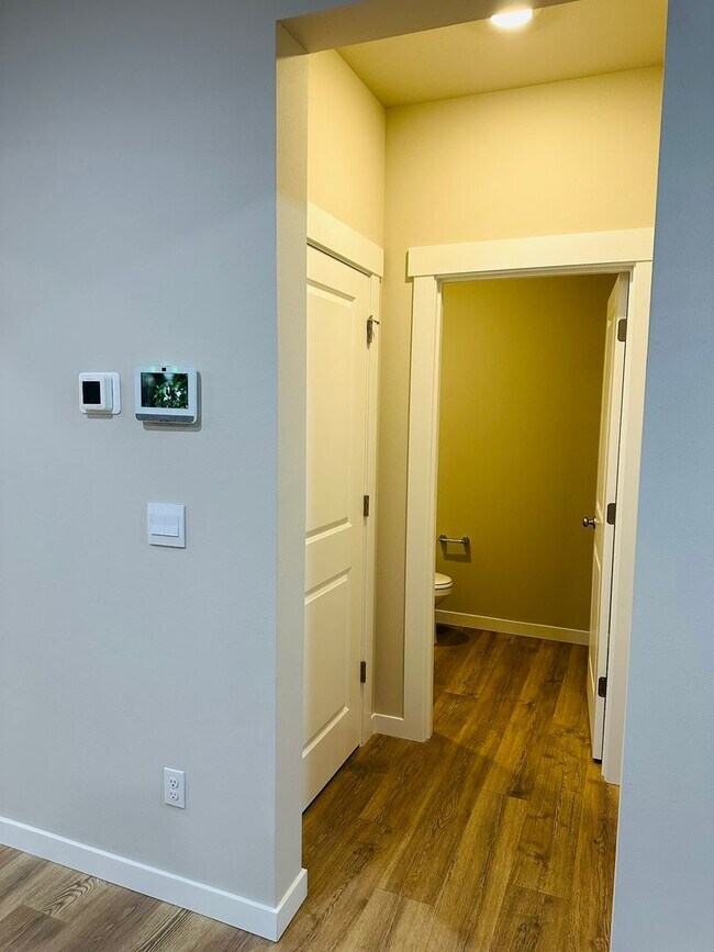 Building Photo - Newer 3-Story 3 Bedroom DR Horton Home in ...