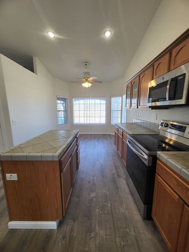 Building Photo - GOLDEN SPRINGS RANCH U8 - W. Betty Avenue