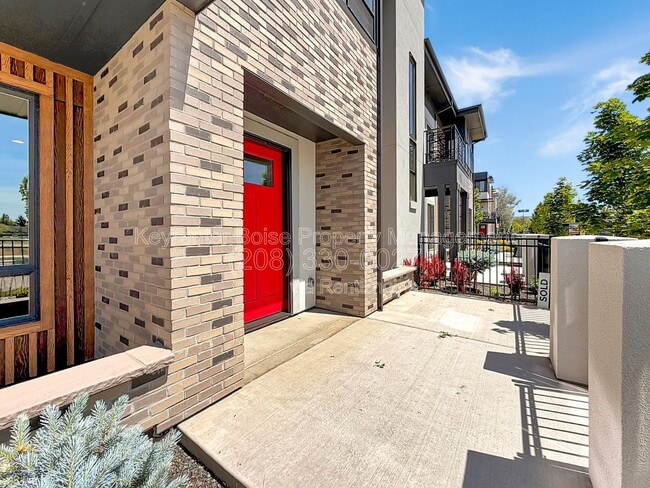 Building Photo - 373 E Lombard Ln