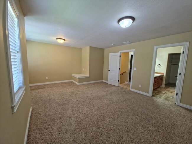 Building Photo - Beautiful 3 Bed, 2.5 bath Townhome with Attached 2 Car Garage in Rock Creek