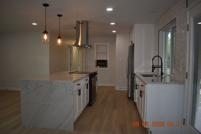 Building Photo - 4 bedroom / 3 bath / Beautifully Updated