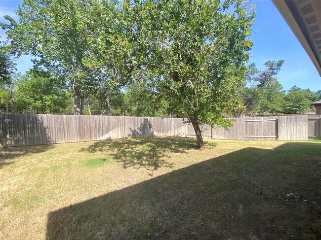 Building Photo - 2212 Laurel Arbor Dr