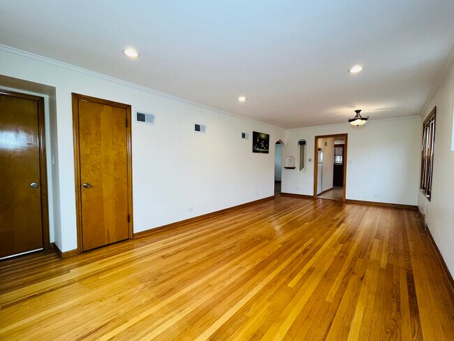 Building Photo - 5504 W Sunnyside Ave