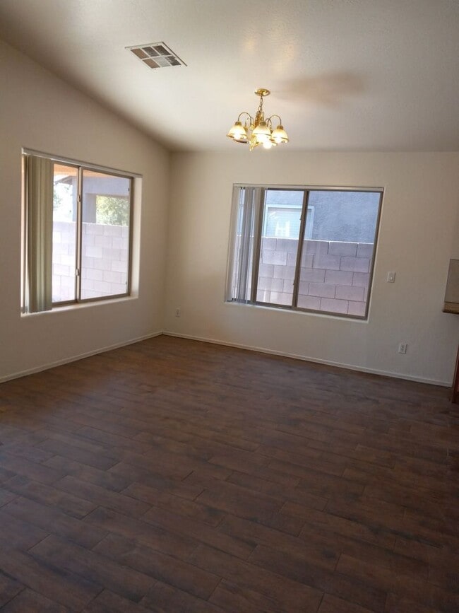 Building Photo - Phoenix Split Floor Plan 4 Bedroom + den
