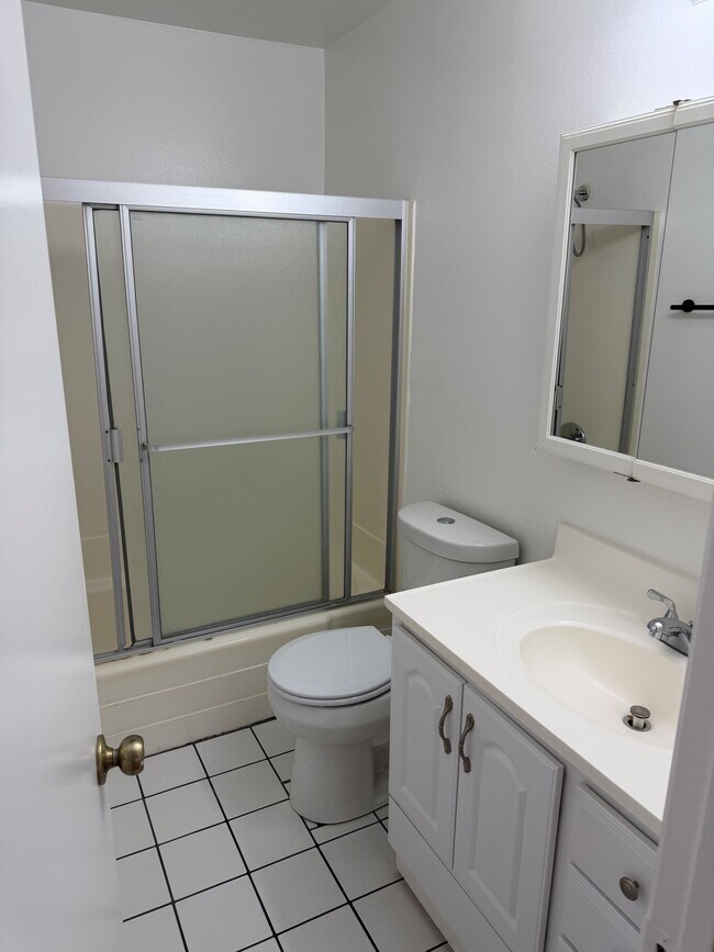 Building Photo - 557 E Tujunga Ave