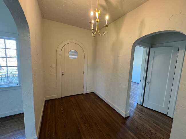 Building Photo - For Rent: 4BR / 2BA Home in Historic Club View – Bonus Sunroom & Screened Porch!