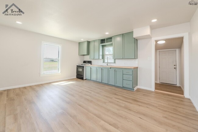 Building Photo - 415 N Oak St