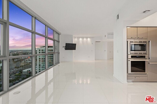 Building Photo - 13700 Marina Pointe Dr