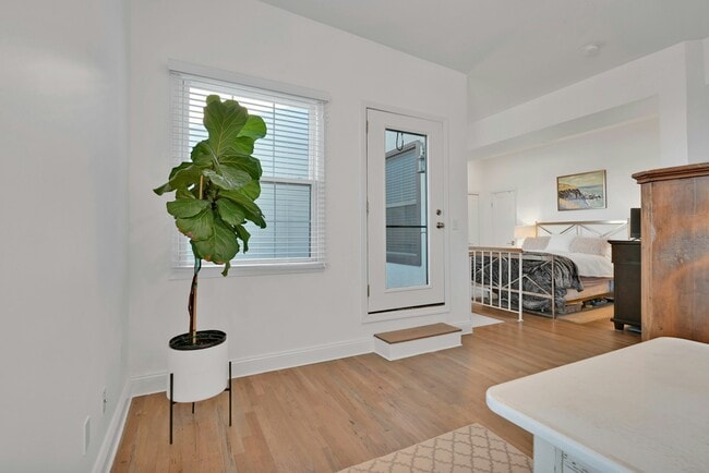 Building Photo - 1015 Grand St