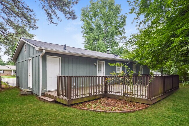 Building Photo - 583 Lakeridge Cir SE