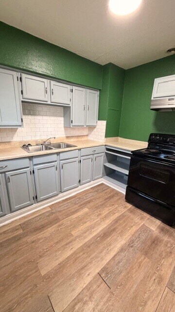 Building Photo - 3 BR Home  1 bathroom.