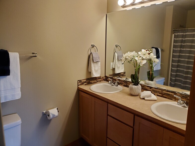 Building Photo - 176 N Township St