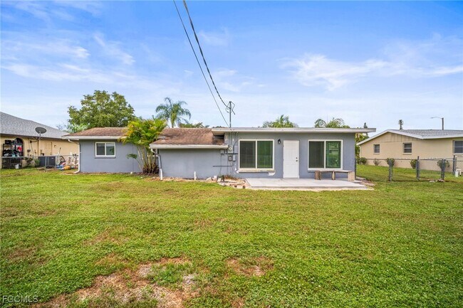 Building Photo - 2210 Parkview Dr